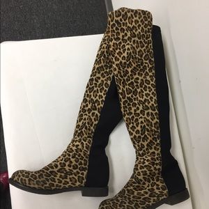 Leopard flat boots
